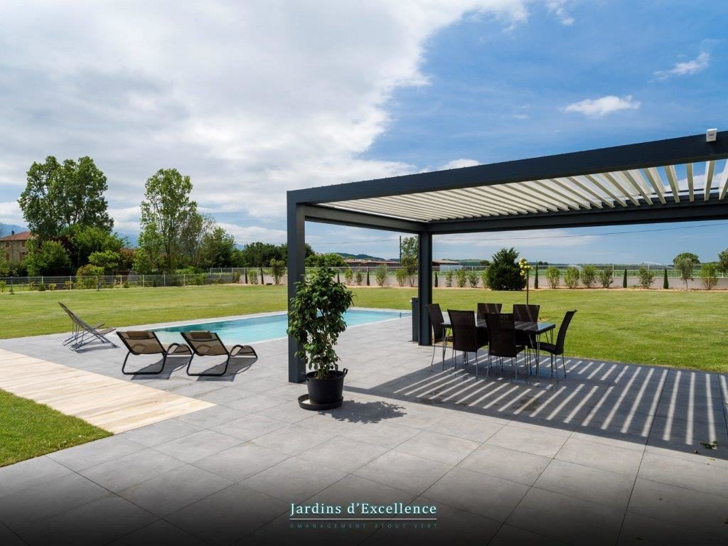 Pergola bioclimatique et terrasse grés cérame Serge Bollard Saix